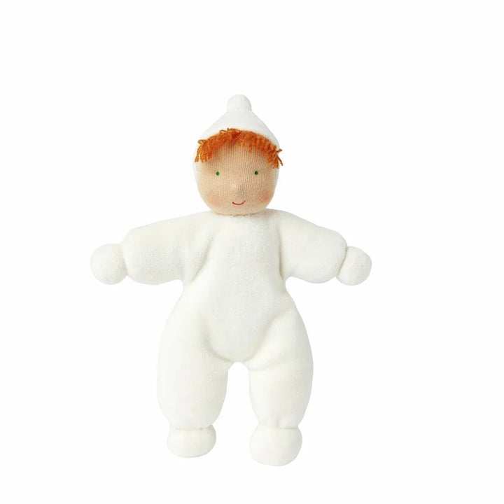 Myk ulldukke med rødt hår og hvit drakt, perfekt som babygave eller leketøy for spedbarn