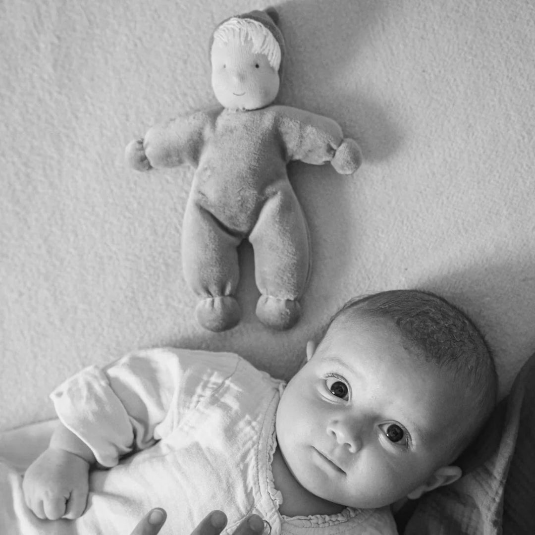 Nyfødt baby i myk klær ligg ved siden av plysdukke, ideell for babyutstyr 0-8 år