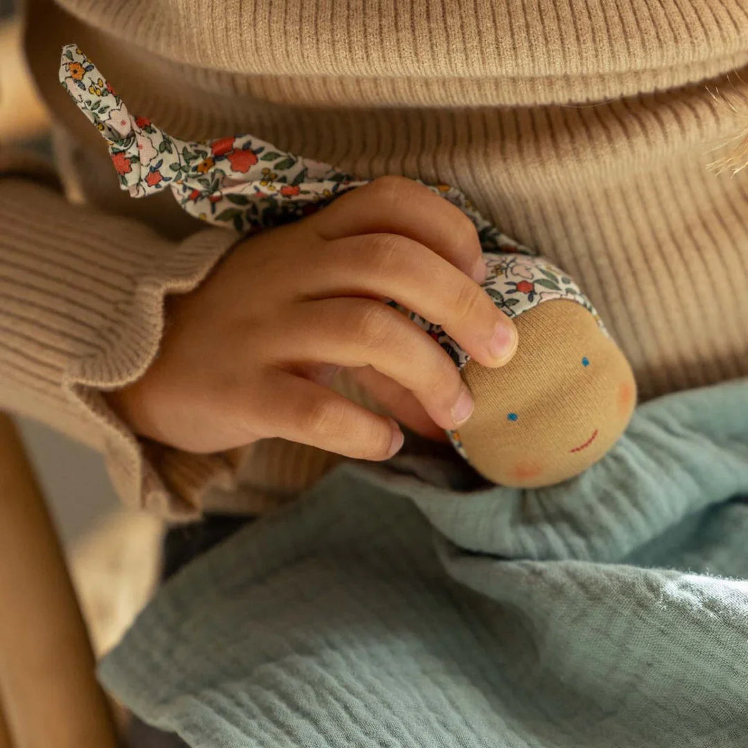 Barn håndholder myk dukke med blomsterkjole, perfekt babyutstyr for små barn