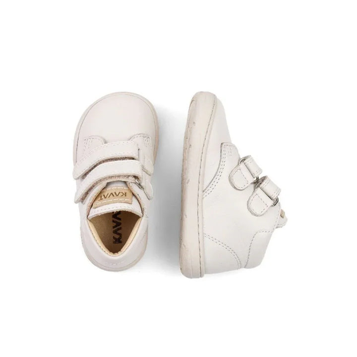 Hvite baby sko med velcro, myke og bekveme for små føtter, perfekt for første gang å gå