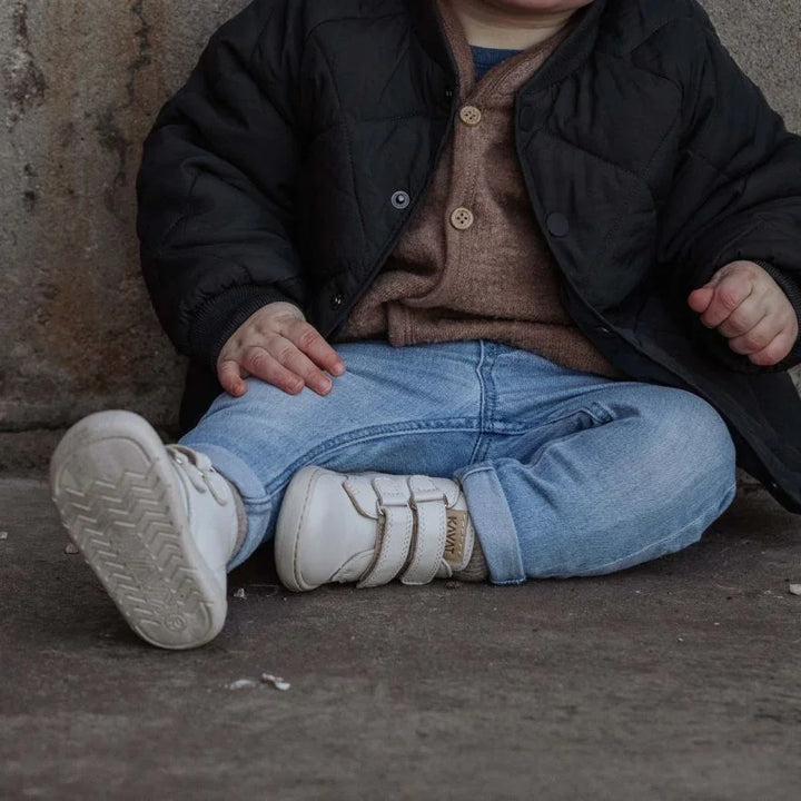 Barn i myk ullgenser, jeans og hvite sko, perfekt barneklær for 0-8 år
