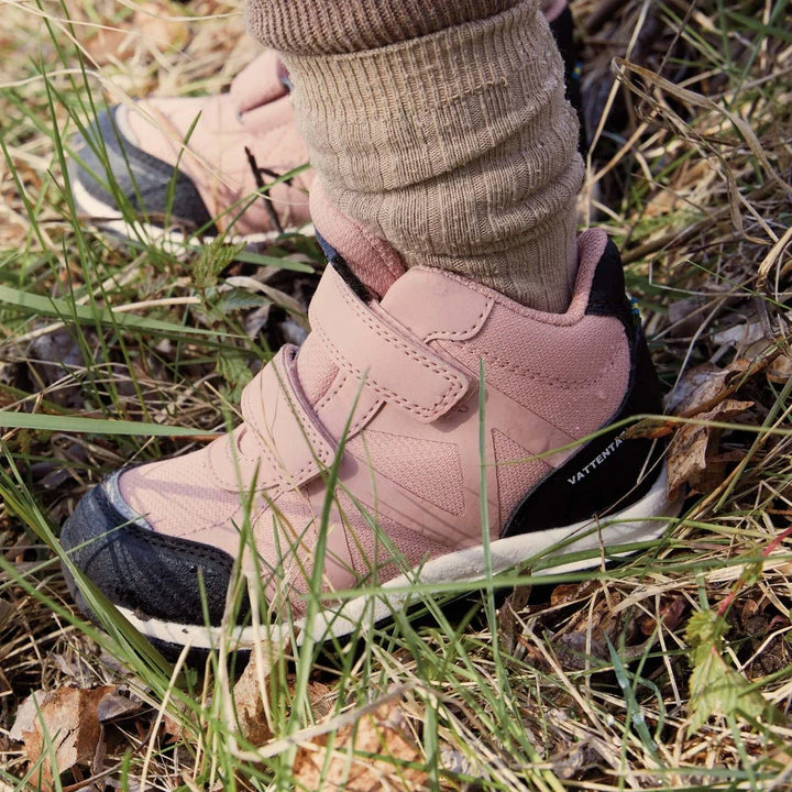 Rosa barneklærsko med velcro, perfekt for små barn 0-8 år, i grønt gras