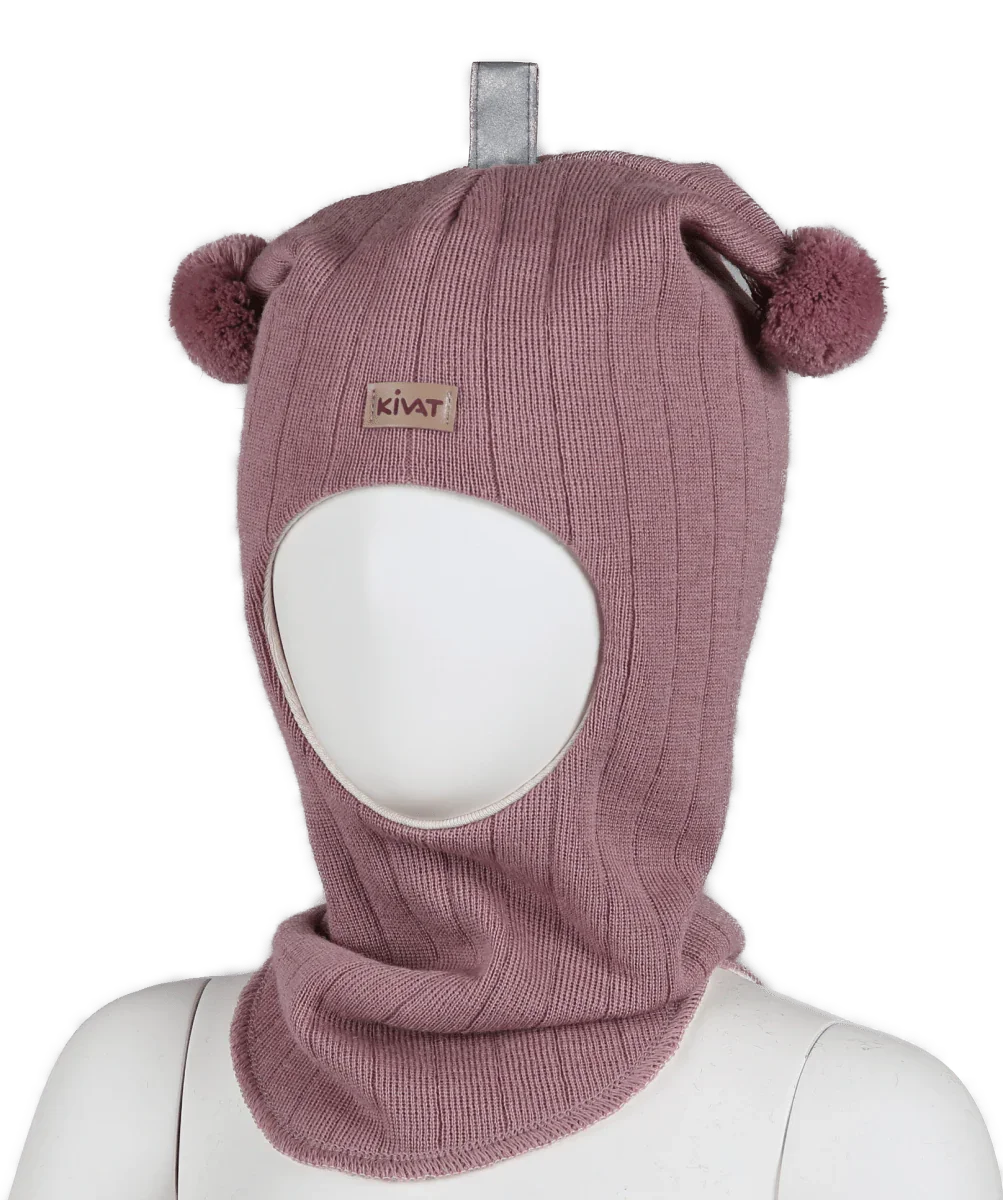 Myk rosa strikket barnebalaclava med pommepommer og Kivat-logo, perfekt vinterutstyr for spedbarn og småbarn.
