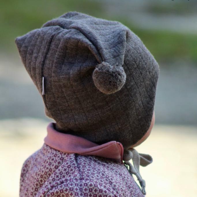 KIVAT ULL | Knyttelue - Mørk Brunmelert | Torgunns Barneklær AS