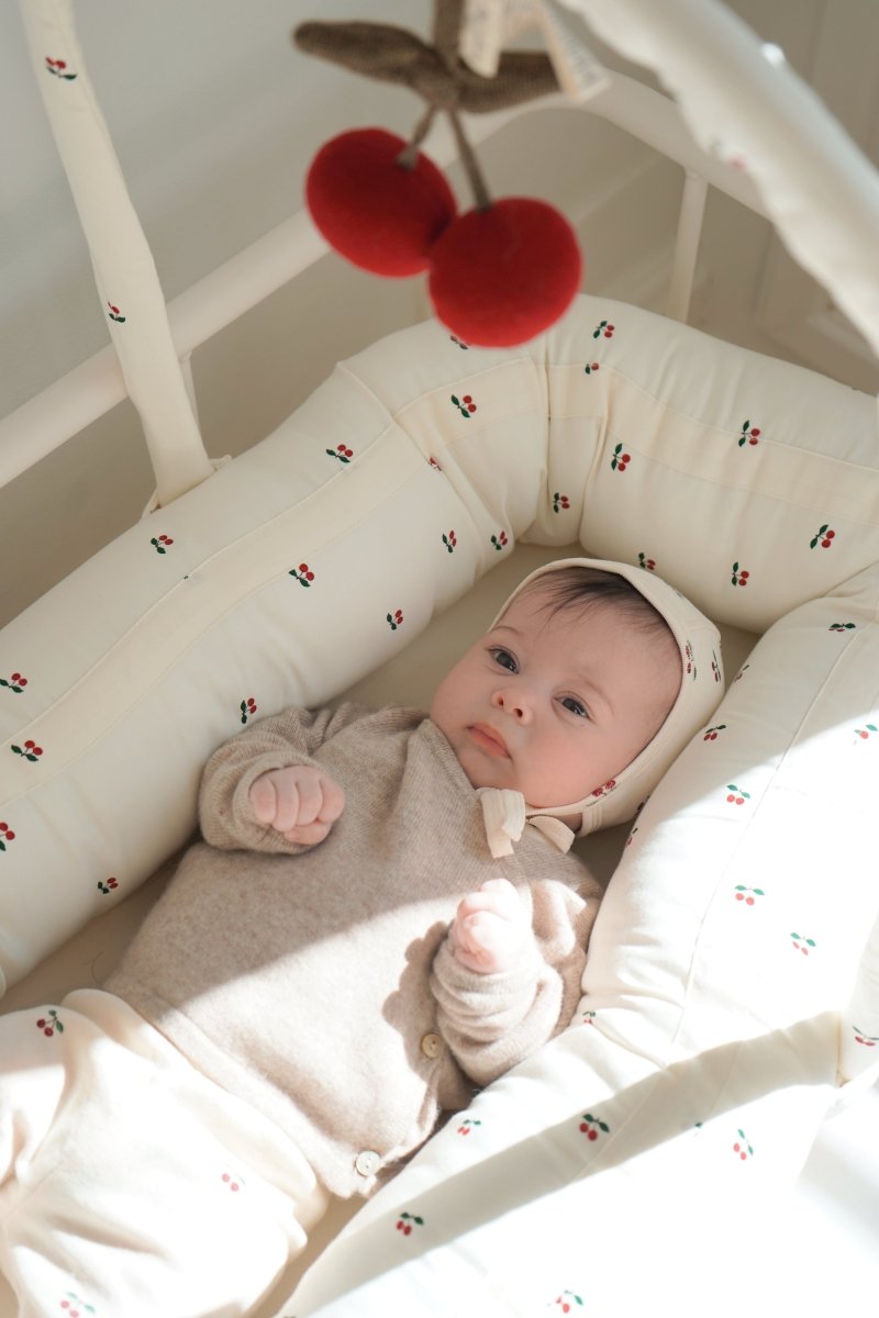 Konges Sløjd | Cherry Pram Toy vognleke – Red/Army | Torgunns Barneklær AS
