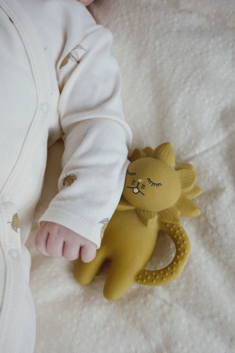 Konges Sløjd | Teether Lion biteleke – Mustard | Torgunns Barneklær AS