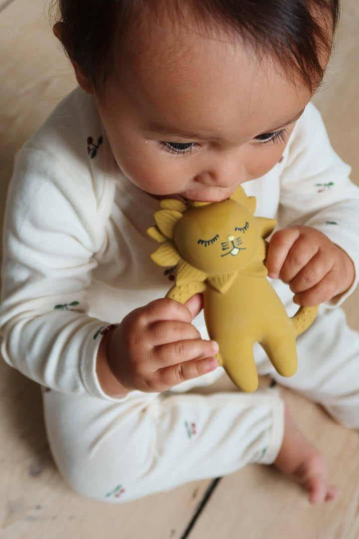 Konges Sløjd | Teether Lion biteleke – Mustard | Torgunns Barneklær AS