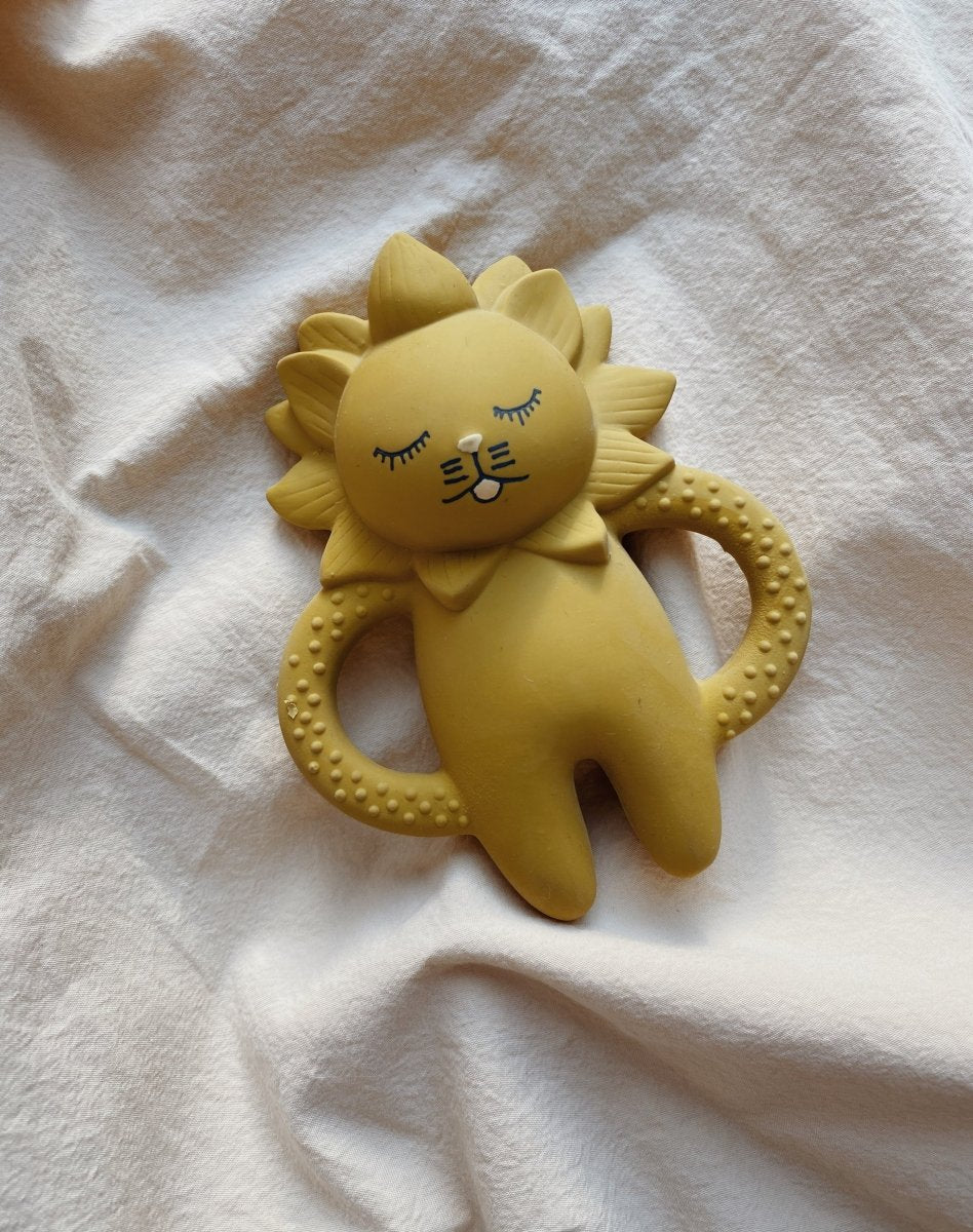 Konges Sløjd | Teether Lion biteleke – Mustard | Torgunns Barneklær AS