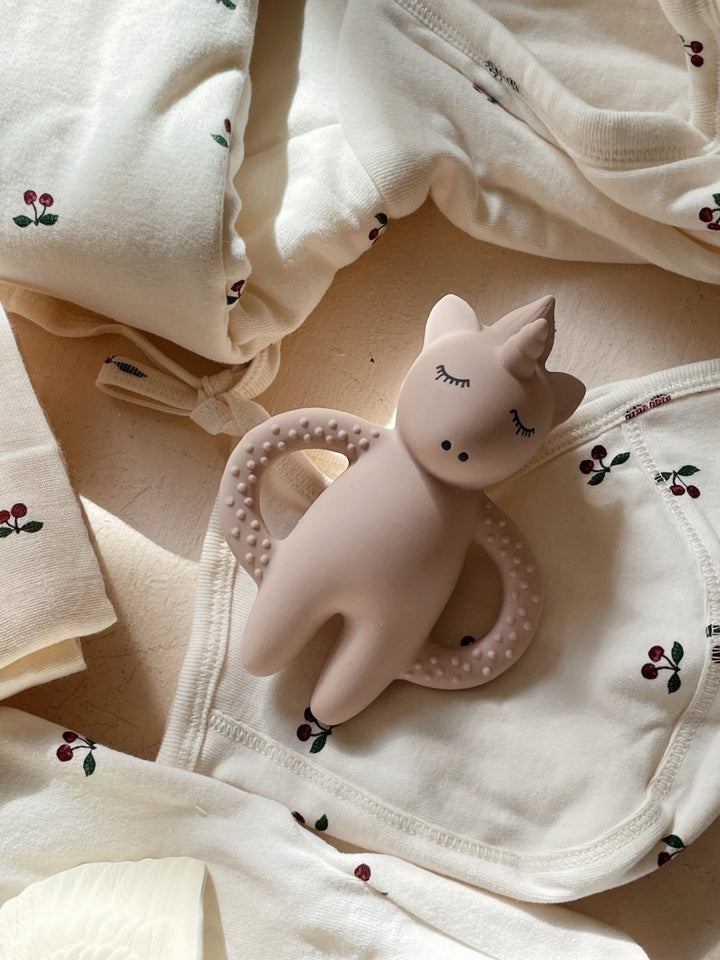 Konges Sløjd | Teether Unicorn biteleke – Rose | Torgunns Barneklær AS