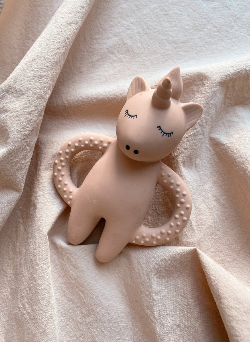 Konges Sløjd | Teether Unicorn biteleke – Rose | Torgunns Barneklær AS