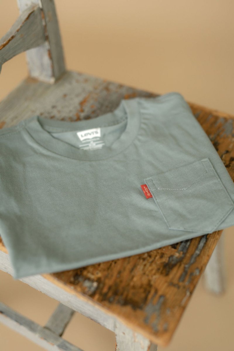 Levis Sunset Pocket Tee – Lead | Torgunns Barneklær AS