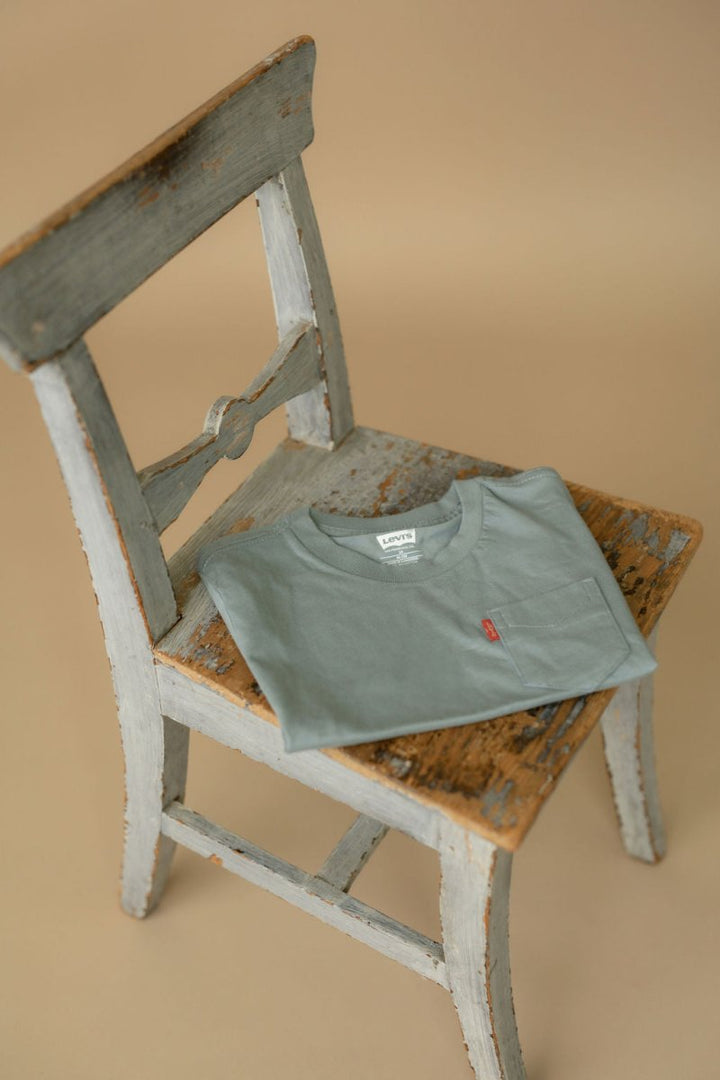 Levis Sunset Pocket Tee – Lead | Torgunns Barneklær AS