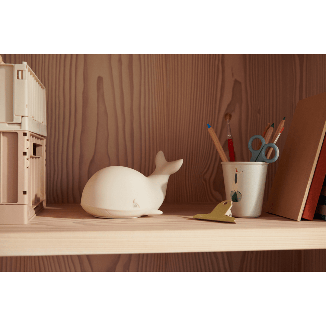 LIEWOOD Winston Whale Night Light - Sandy | Torgunns Barneklær AS