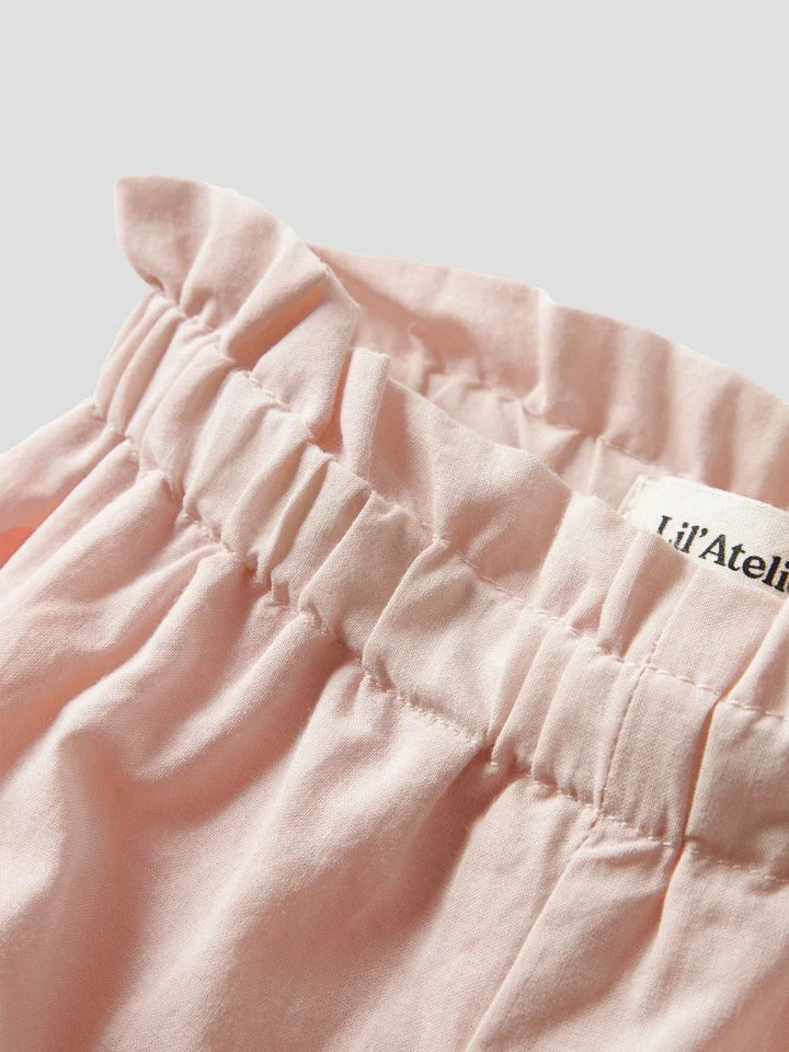 Lysrosa barnebukse med elastisk liv og Lil’Atelier-merke, myk tekstil for spedbarn og småbarn