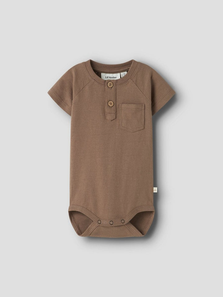 Lil Atelier Baby DOLAN JOE body - Coca Mocha | Torgunns Barneklær AS