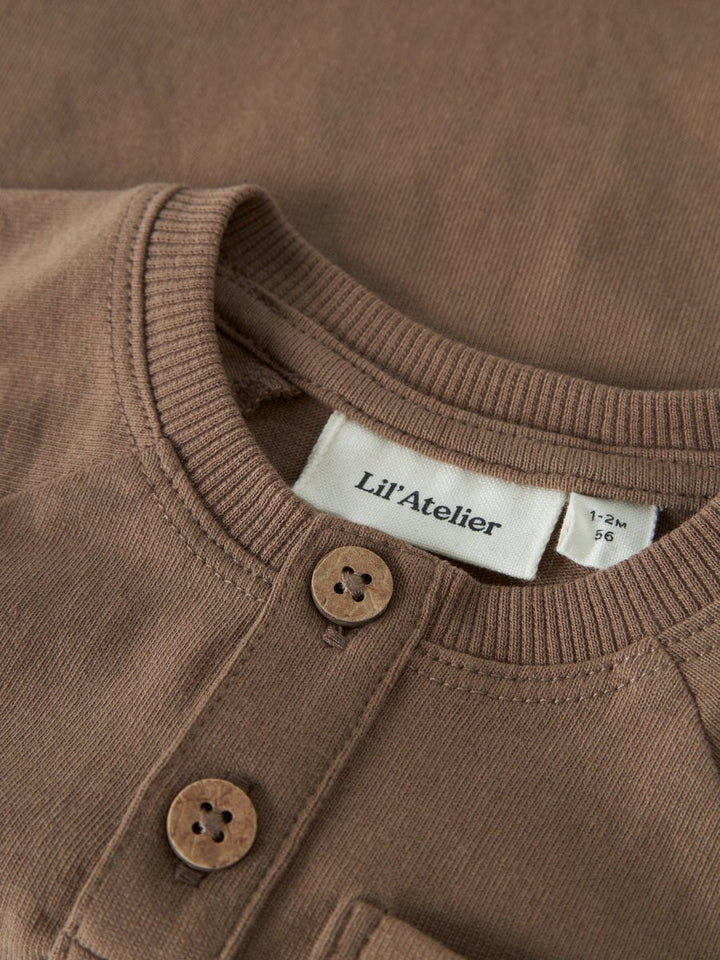 Lil Atelier Baby DOLAN JOE body - Coca Mocha | Torgunns Barneklær AS
