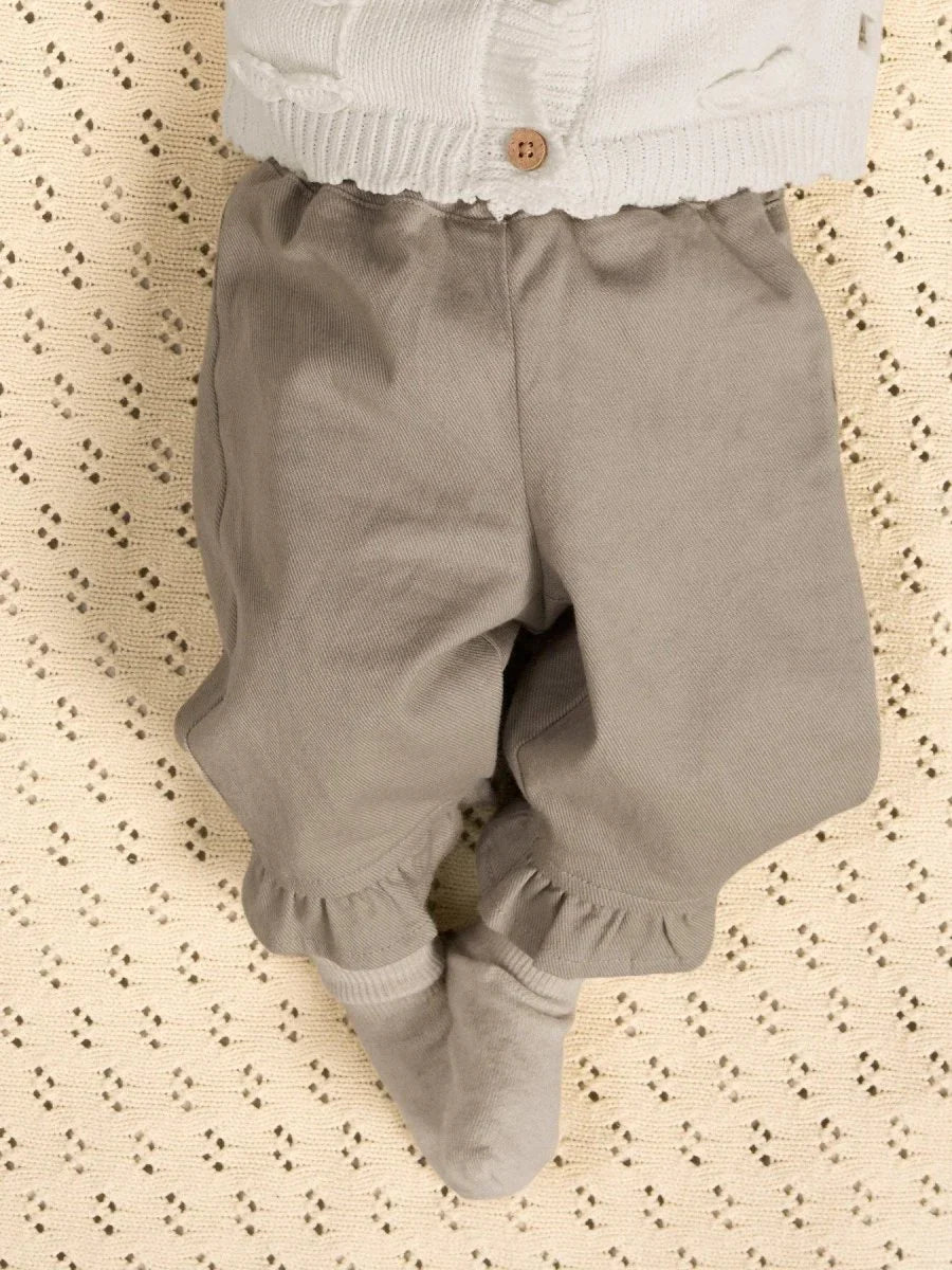 Grå babybukser med ruffler og hvit strikket genser, myke barneklær for spedbarn