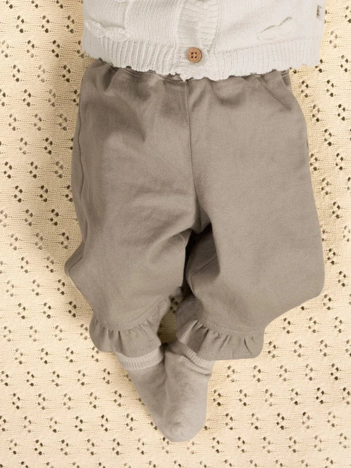 Grå babybukser med ruffler og hvit strikket genser, myke barneklær for spedbarn
