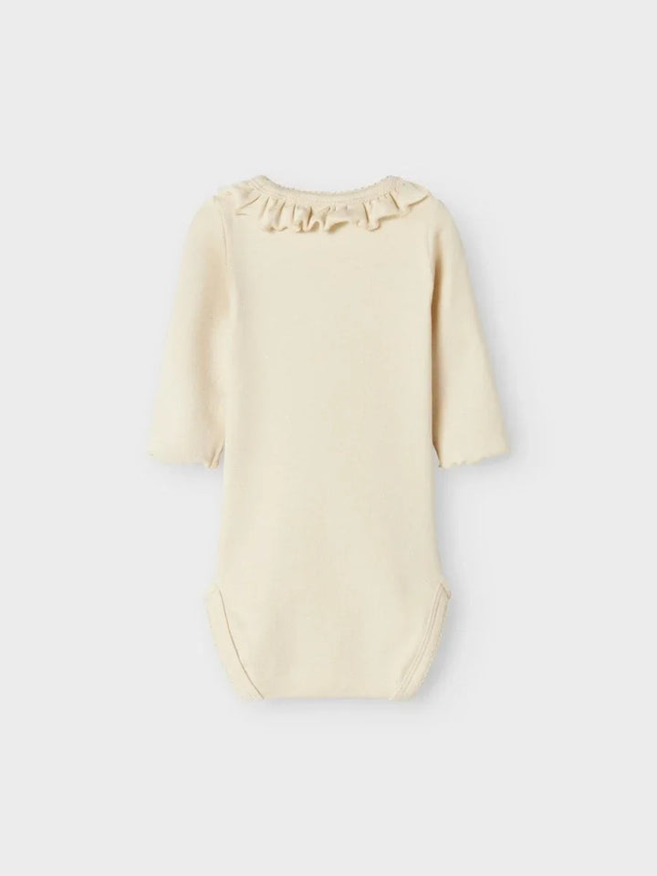 Myk babybody i cremefarge med rynkede detaljer, perfekt for spedbarn 0-8 år