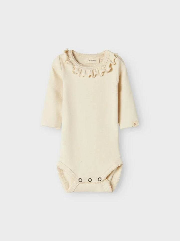 Myk babybody med rynker og lange ermer, perfekt for spedbarn 0-8 år