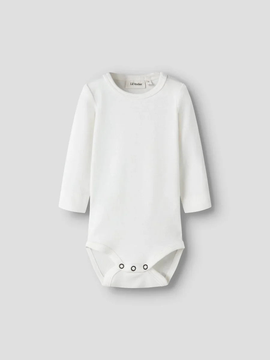 Hvit babybody med lange ermer og knapper nederst, myk og bekvem for spedbarn