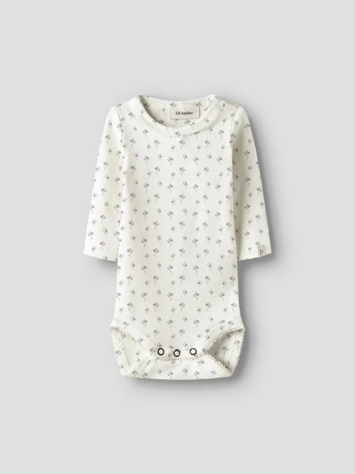 Hvit babybody med blomstermønster og knapper nederst, myk ullklær for spedbarn