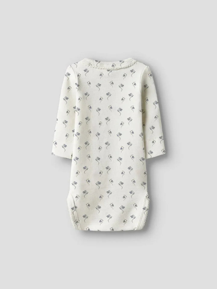 Hvit babybody med blomstermønster og lange ermer, myk og bekvem for spedbarn