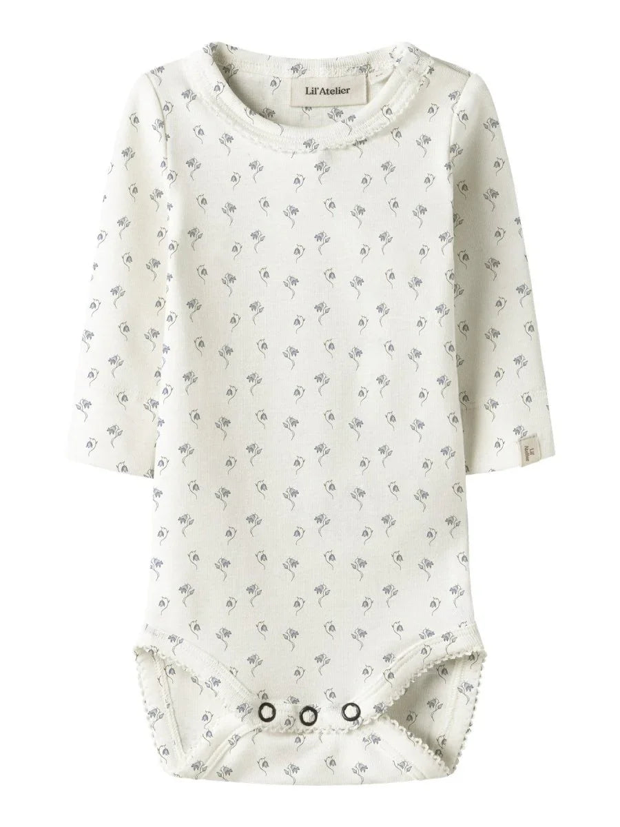 Myk babybody med blomstermønster, lang erme og knapper nederst – perfekt for spedbarn 0-8 år