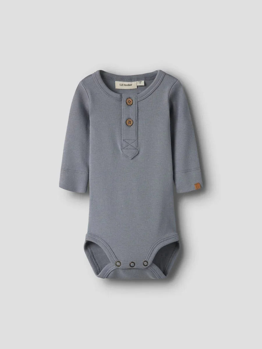 Grå babybody med lange ermer og knapper, myk barneklær for spedbarn