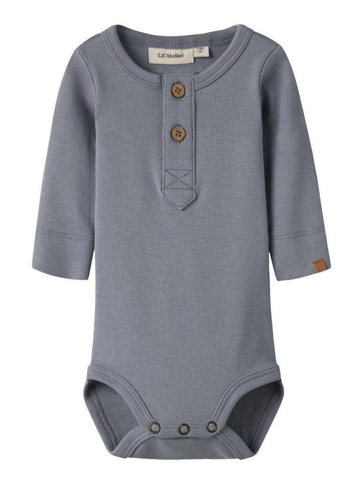 Grå babybody med lange ermer og knapper, myk og bærekraftig barneklær for spedbarn