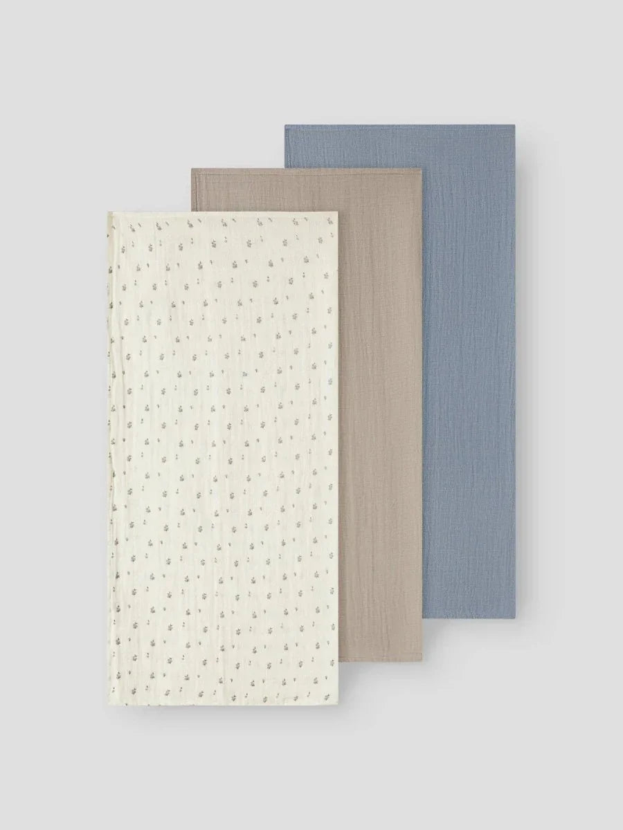 Myke bomullsbukser for spedbarn i blå, beige og hvit med blomstermønster