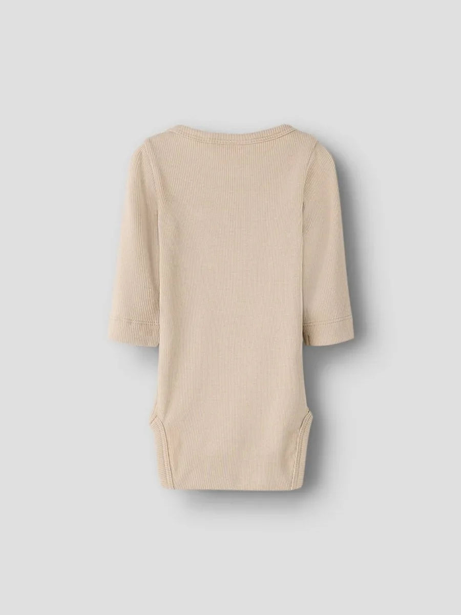 Beige ribbet babybody med 3/4-ermer, myk og bekvem for spedbarn