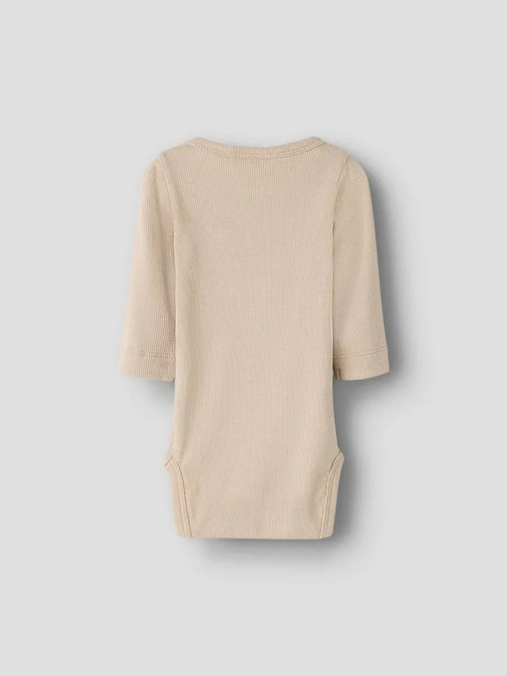Beige ribbet babybody med 3/4-ermer, myk og bekvem for spedbarn
