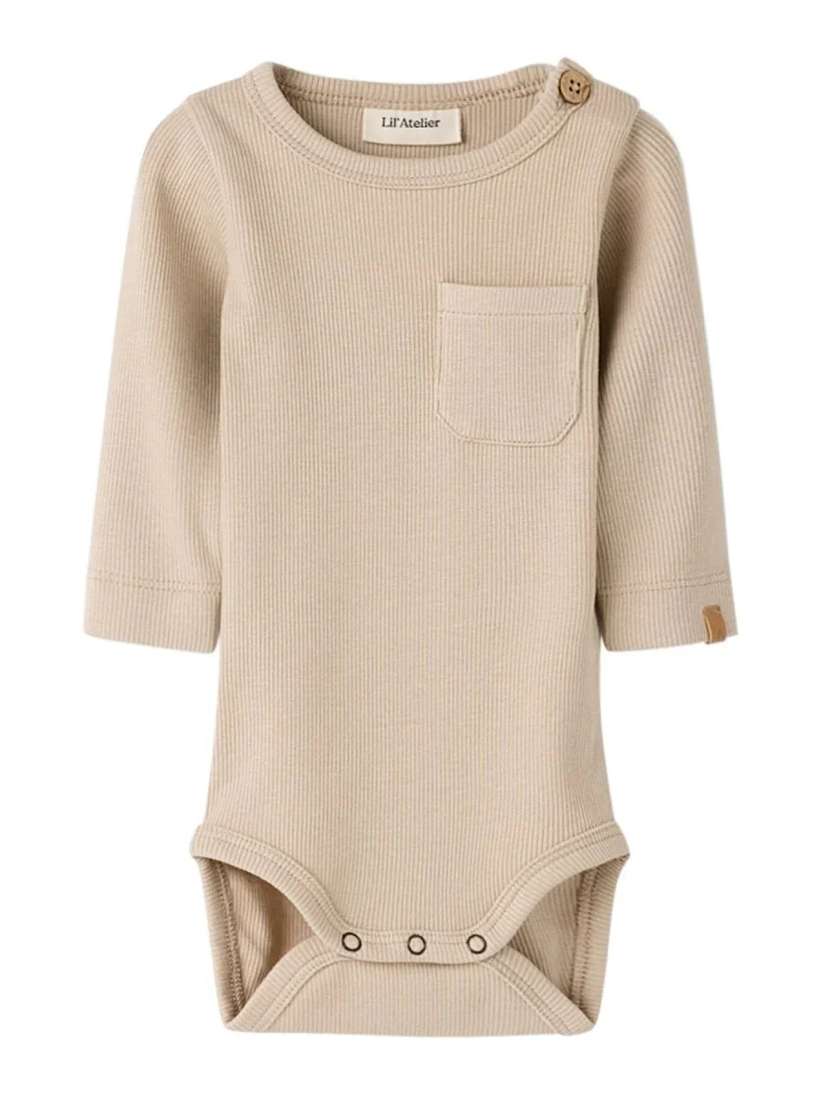 Beige ribbet babybody med lomme og knapper, myk ullblanding for spedbarn 0-8 år