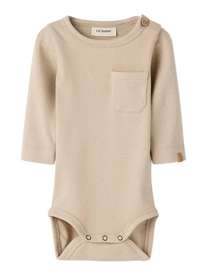 Beige ribbet babybody med lomme og knapper, myk ullblanding for spedbarn 0-8 år