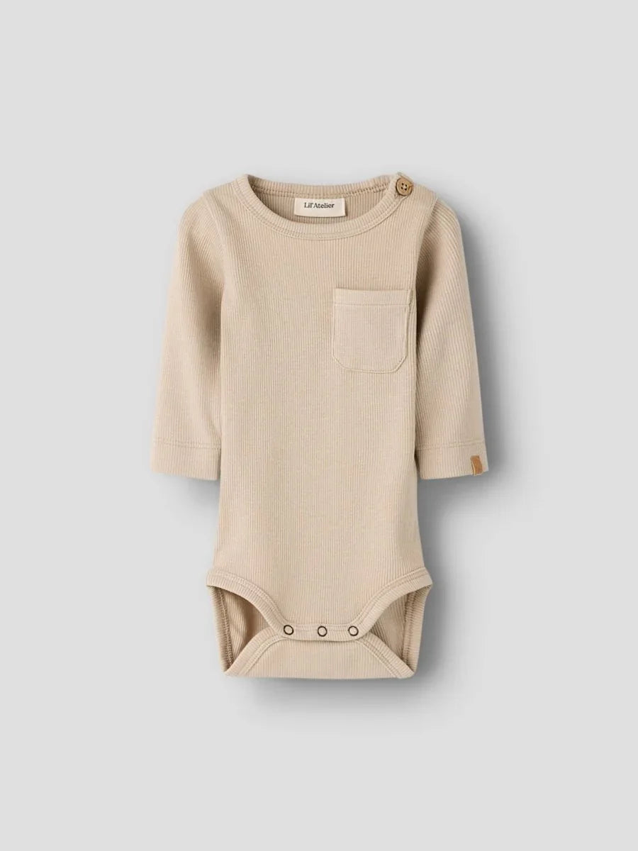 Beige ribbet babybody med lomme og knapper, myk barneklær for spedbarn