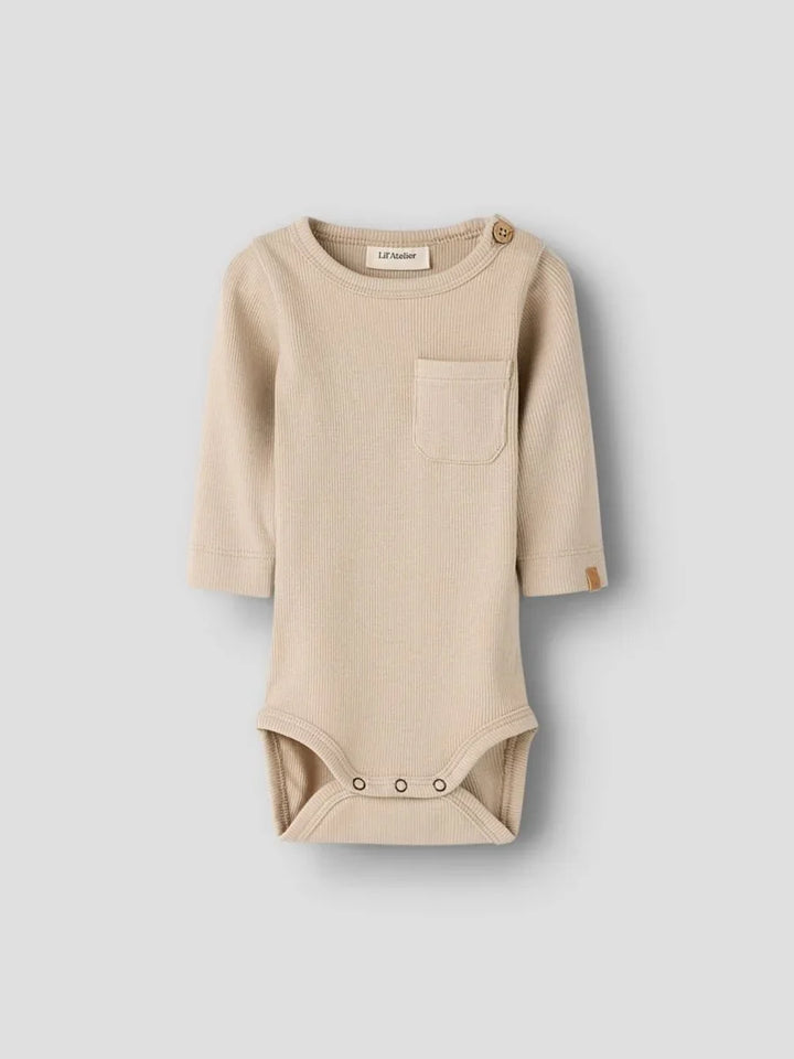Beige ribbet babybody med lomme og knapper, myk barneklær for spedbarn