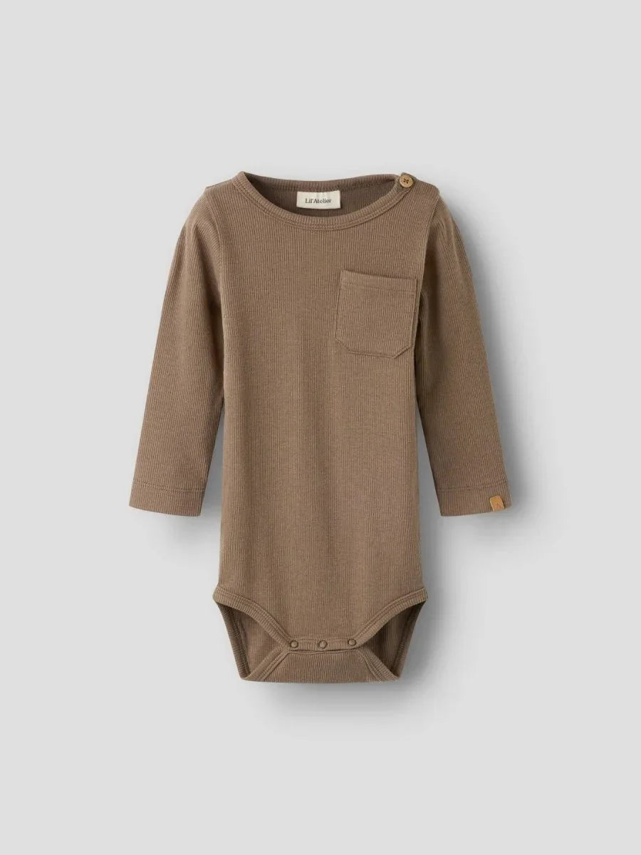 Myk brun ribbet babybody med lomme og knapper, ideell for spedbarn 0-8 år