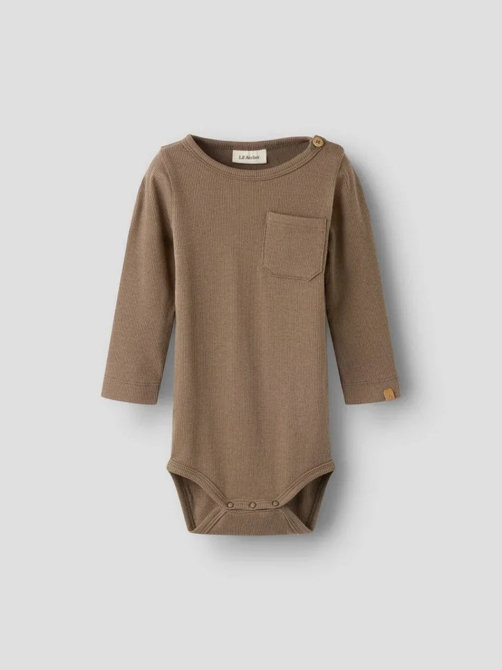 Myk brun ribbet babybody med lomme og knapper, ideell for spedbarn 0-8 år