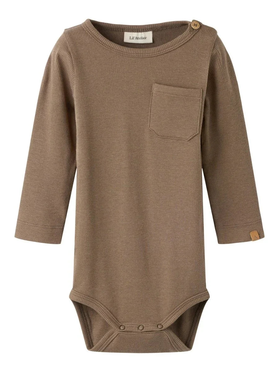 Mørkbrun ribbet babybody med lomme og knapper, myk barneklær for spedbarn