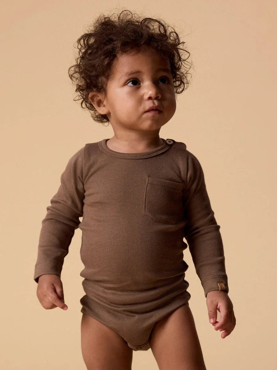 Liten baby i myk brun ribbet body med lomme, perfekt barneklær for små barn