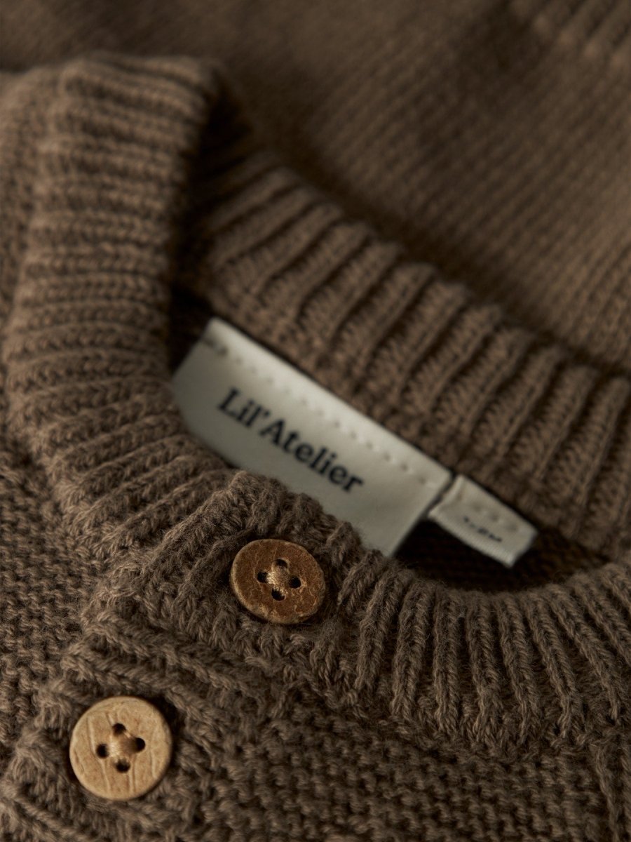 Lil' Atelier Baby LAGUNA Strikkegenser - Shitake | Torgunns Barneklær AS