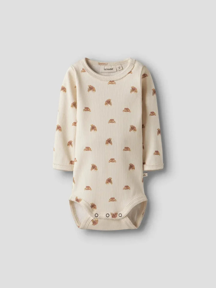 Myk babybody med krokodillemønster, lang erme og knapper nederst – perfekt for spedbarn 0-8 år.