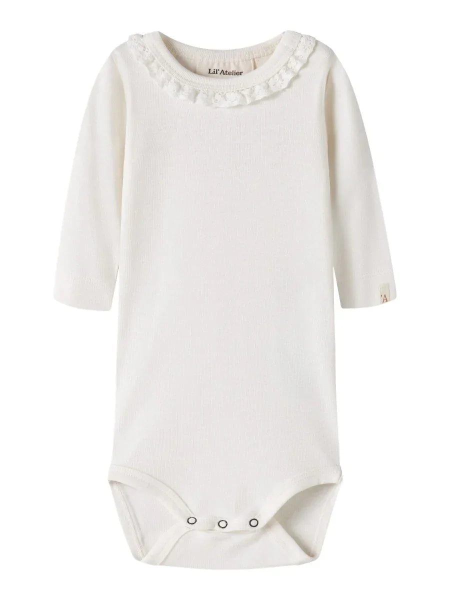 Hvit babybody med blomsterkant og knapper, myk ull for spedbarn 0-8 år