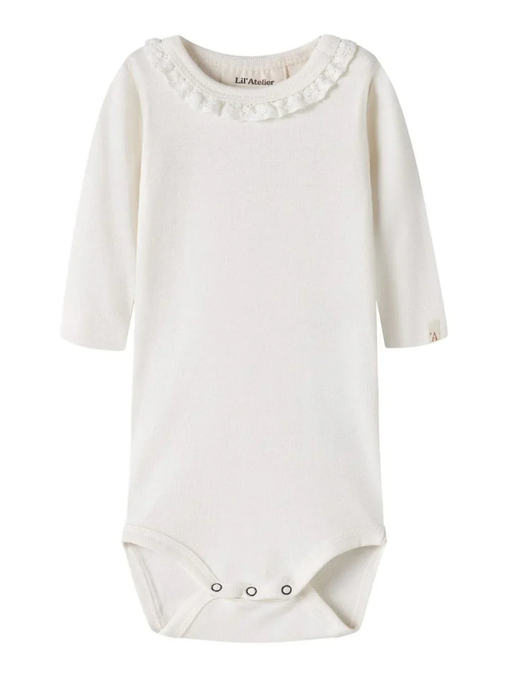 Hvit babybody med blomsterkant og knapper, myk ull for spedbarn 0-8 år