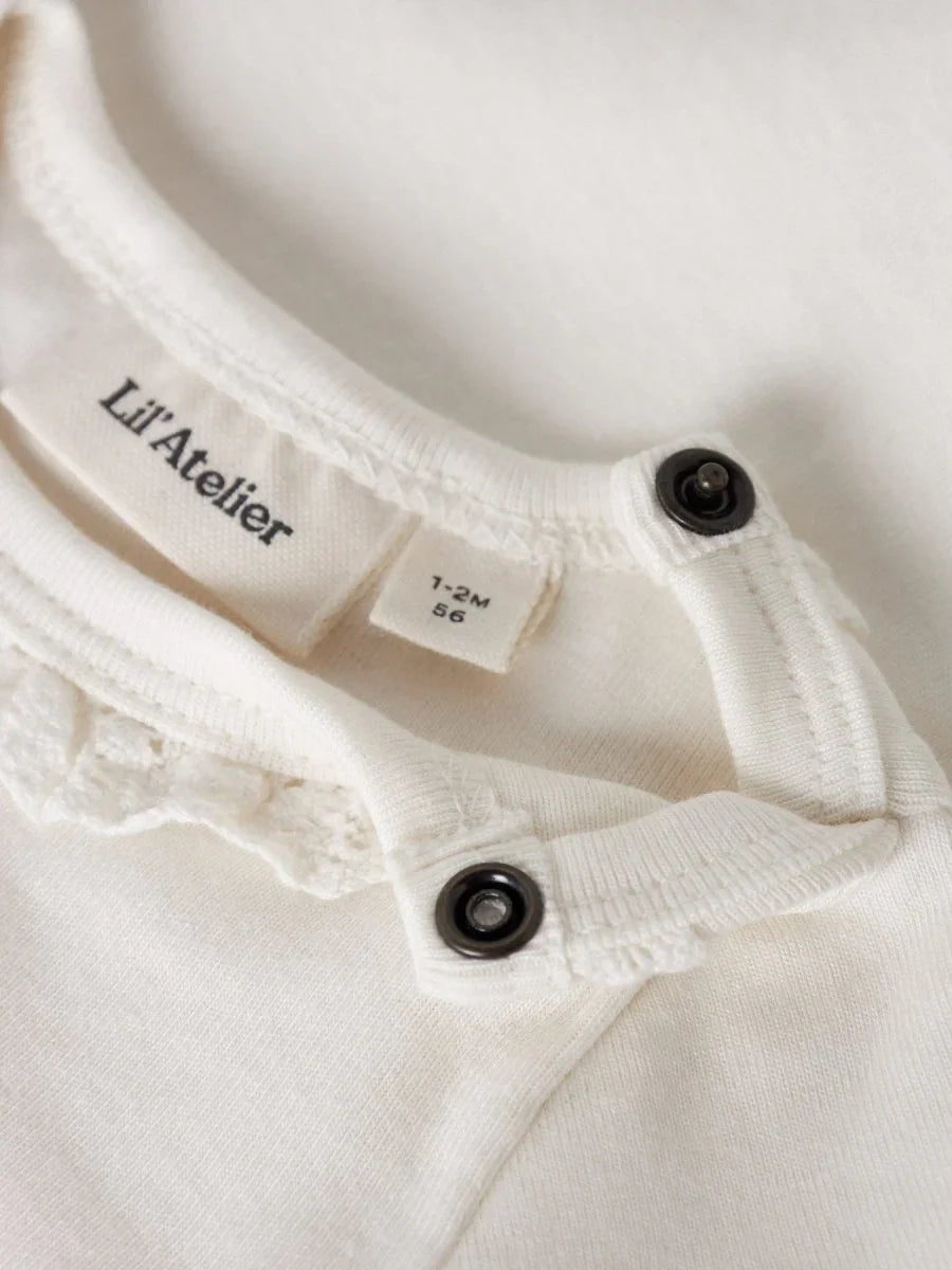 Hvit babybody med spenner og Lil'Atelier-merke, 1-2 måneder, myk ullkjole for spedbarn