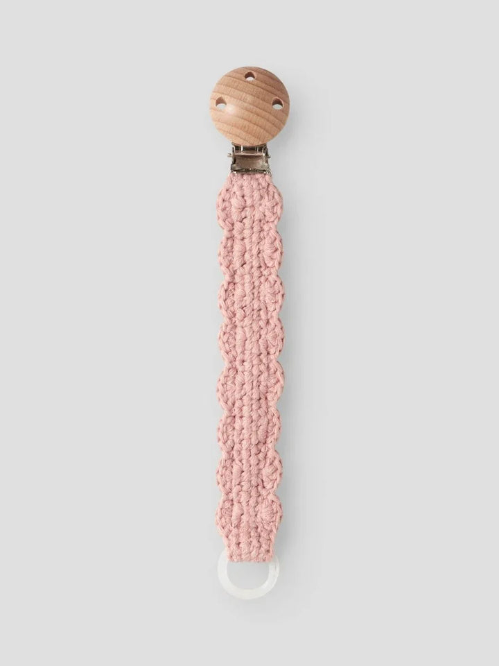 Rosa hæklet babyklips med treknapp og hvit ring, perfekt til babyutstyr og barneklær