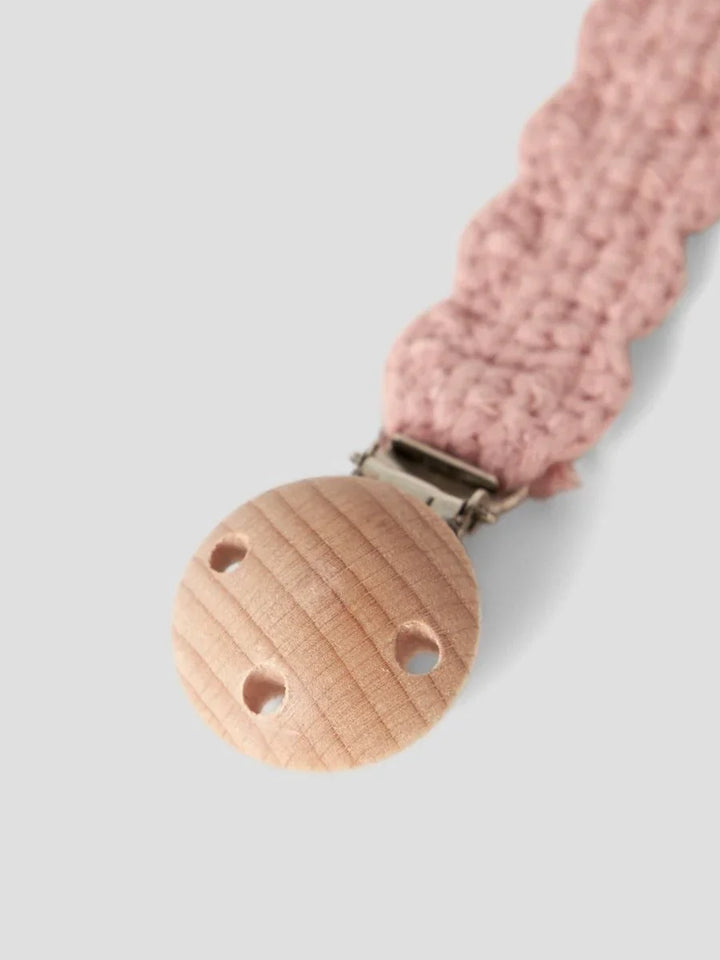 Rosa hæklet babyklippe med treknapp, myk barneklær og bærekraftig babyutstyr