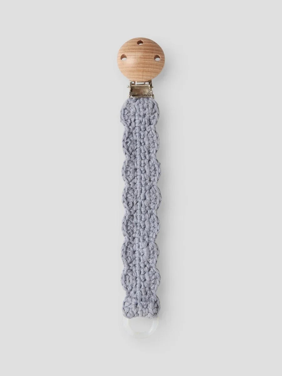 Håndheklede babyklippe med treknapp og grå strikket snor, perfekt til barneklær og babyutstyr.