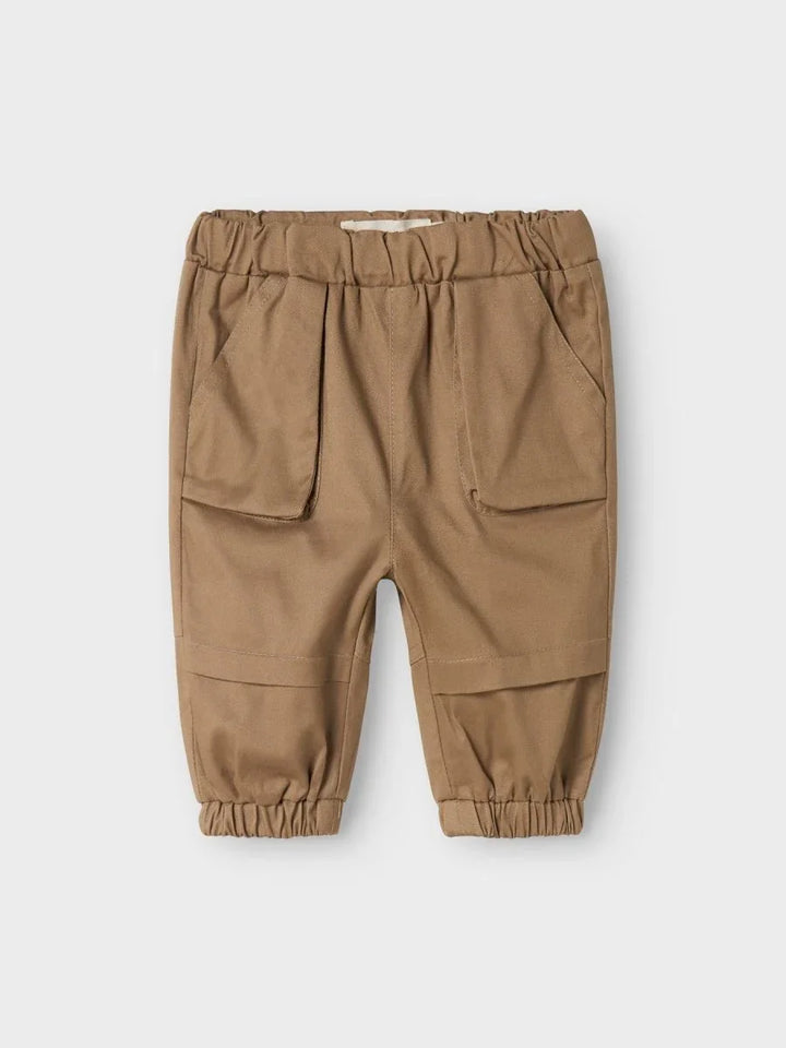 Barnsbukser i beige med elastisk liv og lommer, myke og komfortable for spedbarn og småbarn.